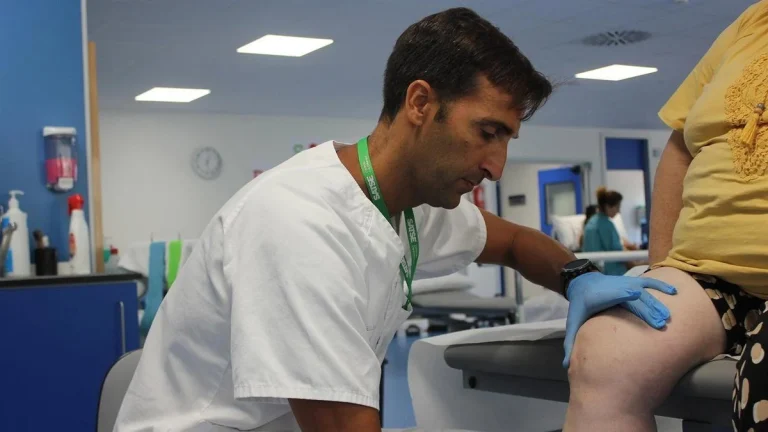 Las bajas médicas se disparan y la Seguridad Social ya gasta 1.500 millones al mes en medio de alertas de fraudes y falta de control