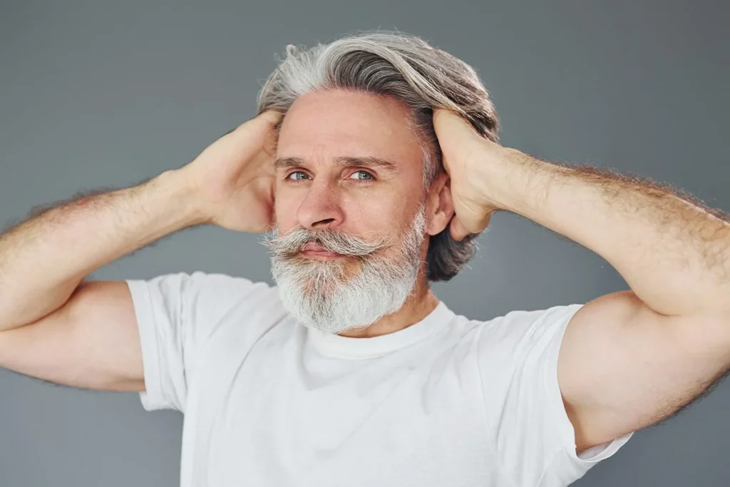 Japón investiga las canas y encuentra motivos científicos para celebrar su aparición 2 Logros científicos japoneses revelan implicaciones saludables en el encanecimiento del cabello