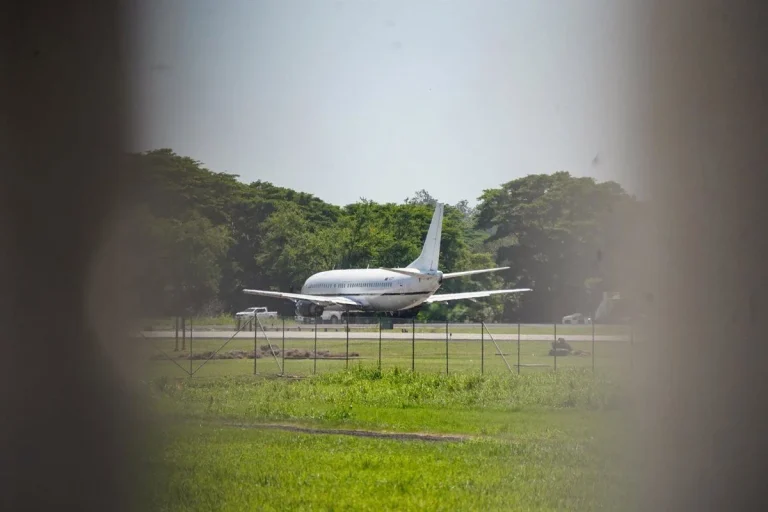 Los venezolanos huyen a España por la crisis y el veto: los vuelos a Madrid no tienen plazas hasta 2026
