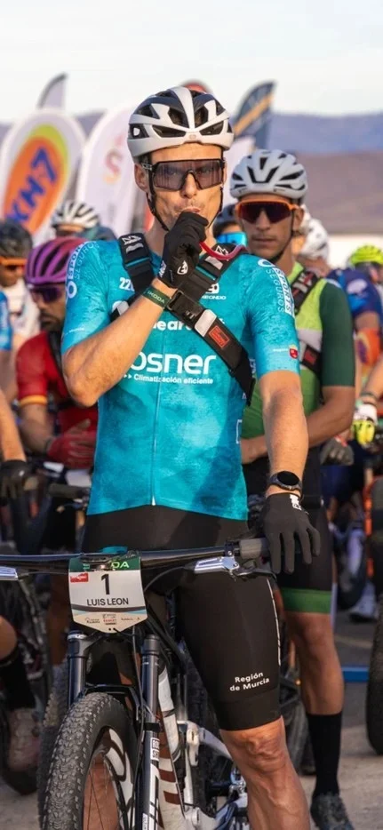 Entrevista a Luis León Sánchez Gil (ciclista): “En una carrera de resistencia, tener todos los datos a mano y saber cómo responde tu cuerpo marca la diferencia entre rendir bien y llegar al límite” 3 Luis Leon Sanchez con el Huawei Watch GT 6 Pro