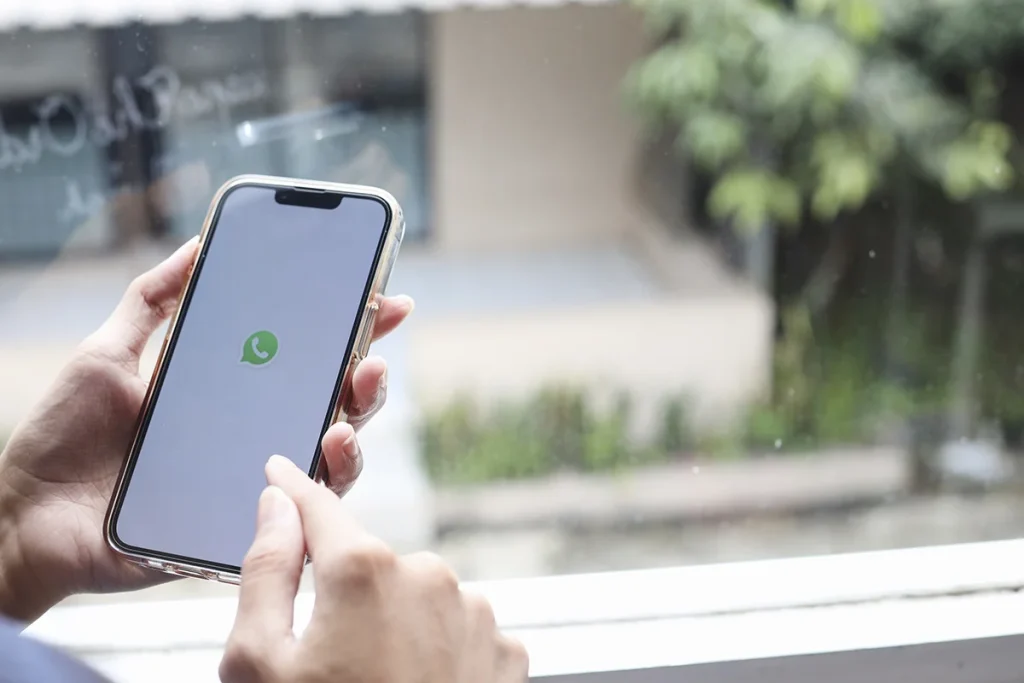 Mejoras de WhatsApp para gestionar chats y notificaciones en dispositivos iPhone