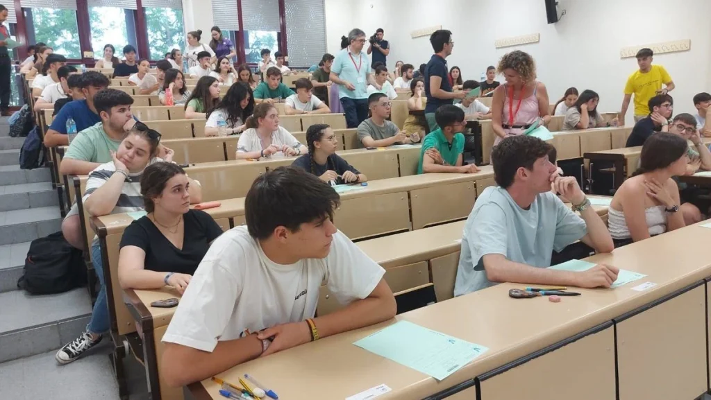 El argumento detrás del cambio en la Selectividad 2026: “No se trata de aprobar por faltas, sino de valorar mejor la expresión” 1 Menos teoría, más práctica: la Selectividad se renueva por dentro