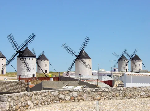 Molinos de Don Quijote 1 El momento deal para visitar los molinos por la luz especial y la ausencia de multitudes.