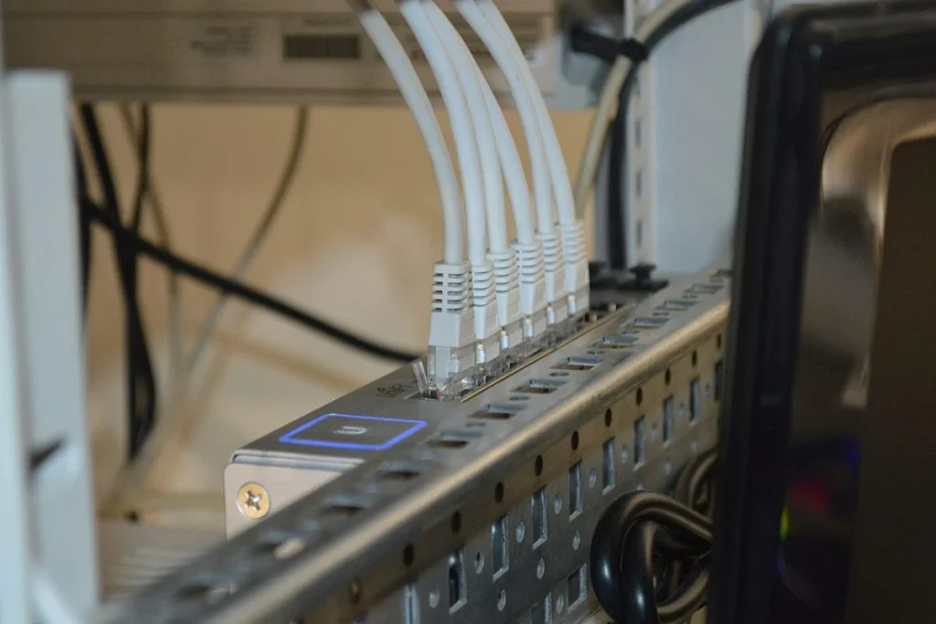 Multiplica la velocidad de tu red con cables telefónicos convertidos en Ethernet