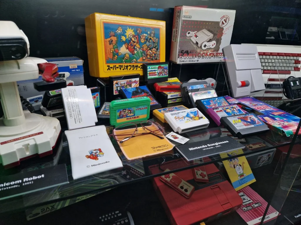 Un museo para jugar a Super Nintendo, Mega Drive o PS5: así celebran Madrid y Málaga 70 años de historia de los videojuegos 1 Juegos y objetos de la historia de Nintendo en el Museo del Videojuego de Madrid