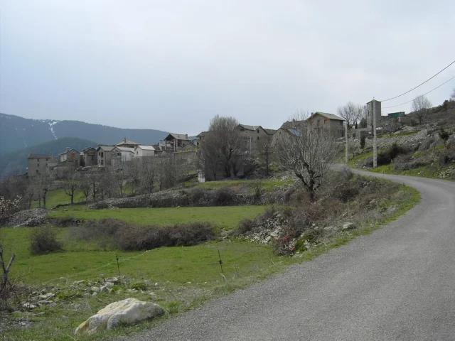 Solo en noviembre puedes disfrutar en este pequeño pueblo de Huesca, a 1.200 metros, las mejores vistas del Pirineo