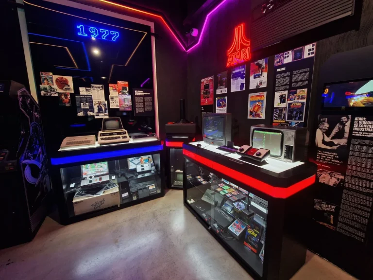 Un museo para jugar a Super Nintendo, Mega Drive o PS5: así celebran Madrid y Málaga 70 años de historia de los videojuegos