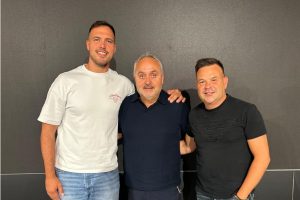 José Elias graba su podcast en Fruit Attraction con la zanahoria morada de MuñozVal como protagonista