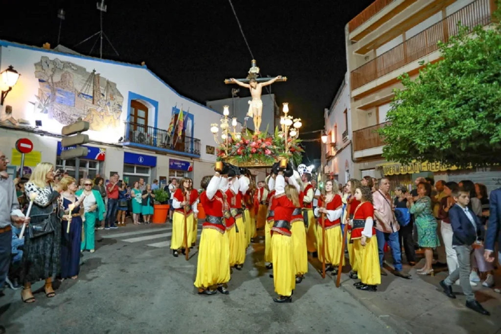Calp se une en torno a sus fiestas de Moros y Cristianos: una tradición que une generaciones 4 Procesion y devocion