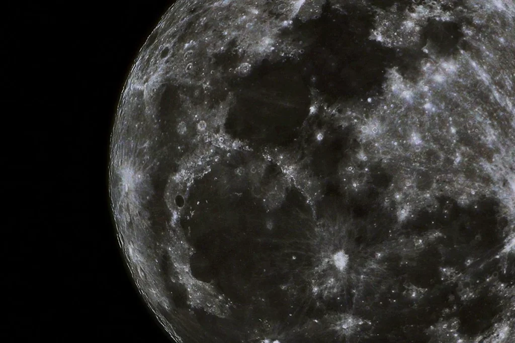 Recursos energéticos y materiales en los cráteres de la Luna favorecen nuevas misiones