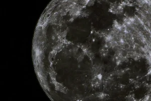 Recursos energéticos y materiales en los cráteres de la Luna favorecen nuevas misiones