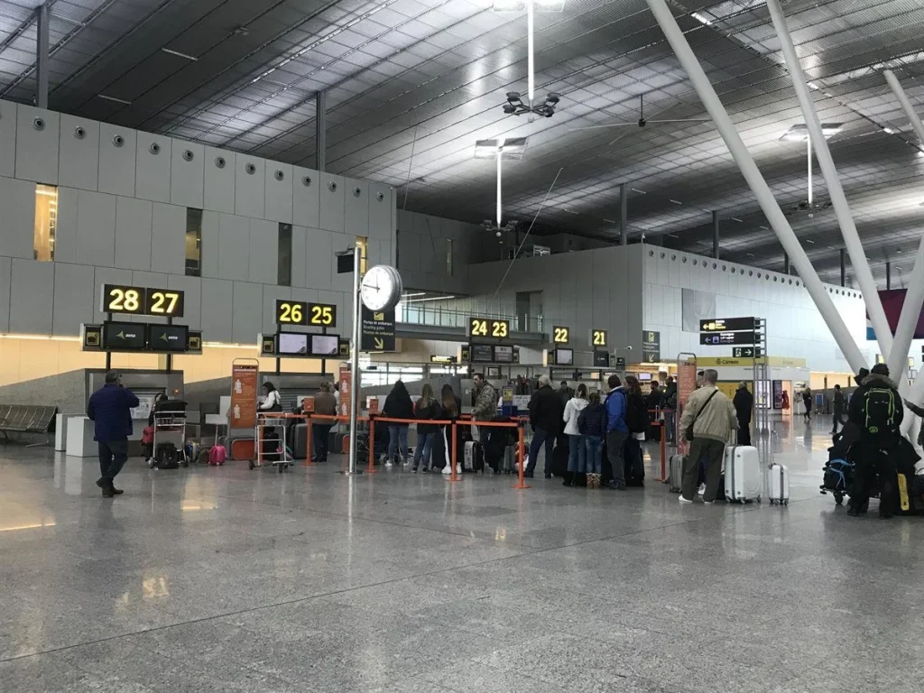 Valladolid, Santiago y otros aeropuertos sufren la huella de Ryanair con un bajón descomunal de pasajeros 1 Ryanair levanta el vuelo... pero solo en los grandes aeropuertos