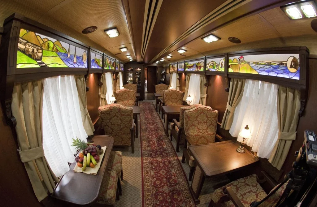 Un viaje al siglo XX sobre raíles: el tren más bonito del mundo recorre el norte de España y tú puedes vivir la experiencia del Transcantábrico Gran Lujo de Renfe 3 Transcantábrico Gran Lujo de Renfe te lleva a un recorrido por los emblemas del Norte