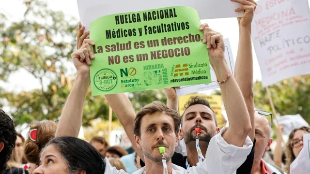 Segunda huelga en cuatro meses: los médicos españoles se hartan de jornadas abusivas y la reforma del Estatuto Marco
