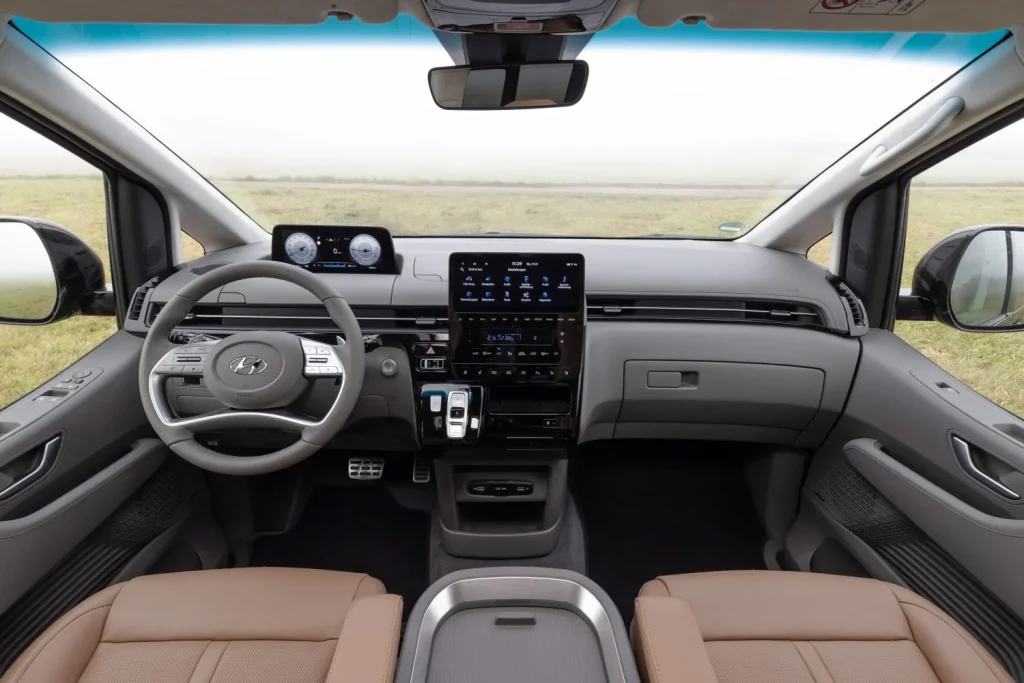 Hyundai junto a Rehatrans lanza el nuevo Hyundai STARIA HEV adaptado para personas con movilidad reducida 1 Staria HEV_Hyundai STARIA Interiores (4)