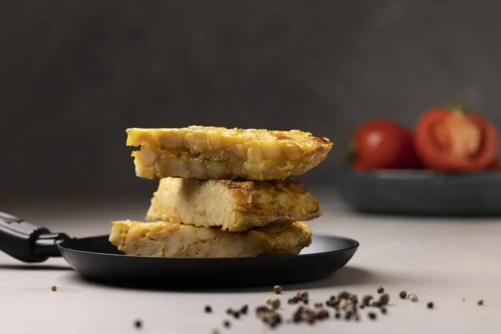 La técnica de cocción, heredada y perfeccionada, es el pilar fundamental para conseguir esa tortilla inolvidable. Fuente: Freepik
