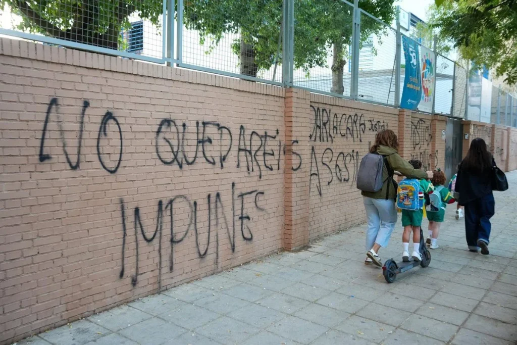 Tensión y alarma en el colegio tras el suicidio de Sandra