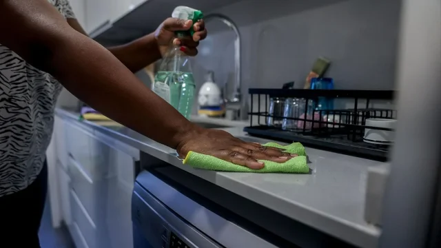 Trabajo avisa: hasta 12.000 euros de multa por no dar de alta a empleadas del hogar