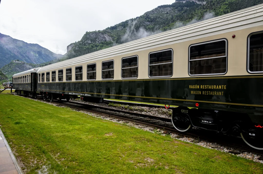 Un viaje al siglo XX sobre raíles: el tren más bonito del mundo recorre el norte de España y tú puedes vivir la experiencia del Transcantábrico Gran Lujo de Renfe 1 Transcantábrico Gran Lujo de Renfe: Un concepto que revoluciona la forma de viajar en tren y hacer turismo ferroviario