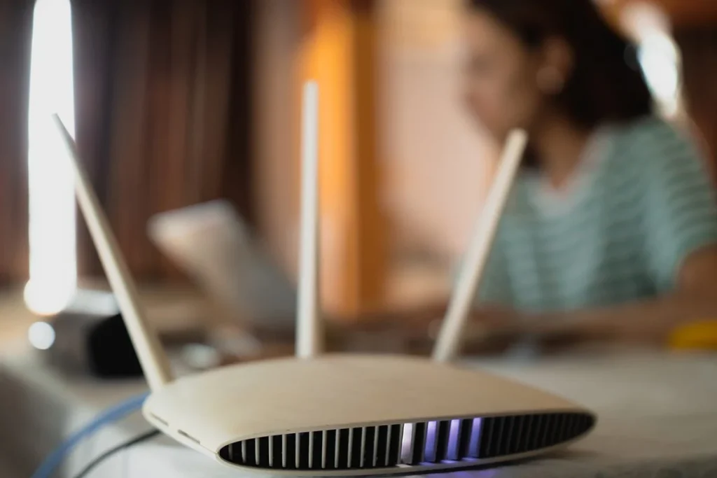 Coloca este objeto sobre tu router WiFi y aumenta la velocidad de tu red al instante 4 Truco sencillo con router WiFi que optimiza el rendimiento de la red al instalar un objeto específico