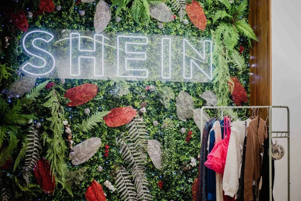 Una ley contra la moda rápida… y la primera tienda en pleno corazón de París