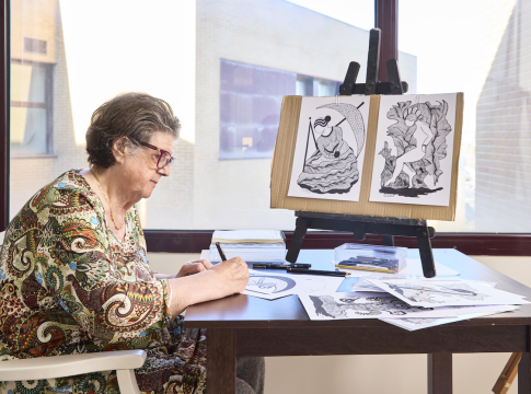 Una_persona_mayor_participa_en_una_actividad_de_pintura_en_un_centro_Bouco_2