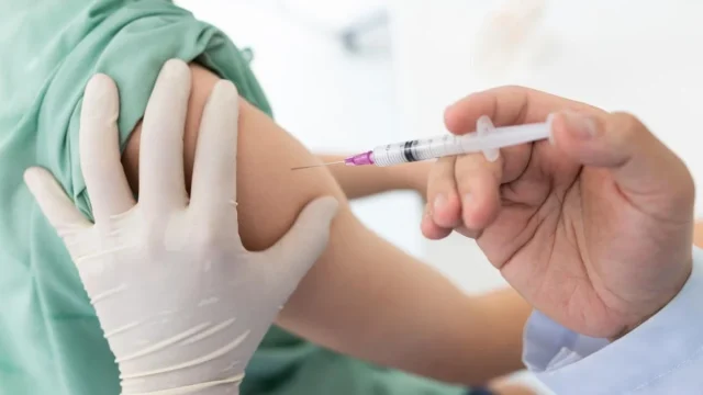 Vacunación contra la gripe en Andalucía, Castilla y León y Aragón: fechas clave y quiénes deben recibir la dosis
