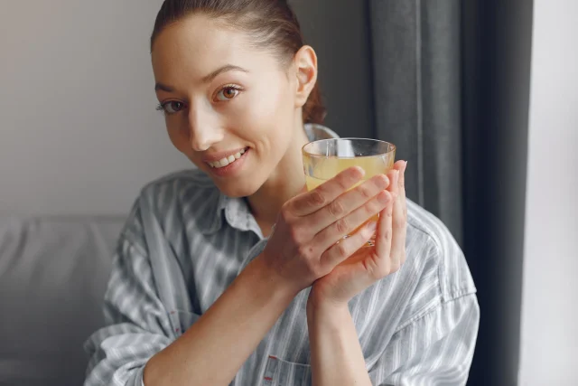 El truco viral que Ana Pérez (29), influencer fitness, nunca recomendaría: “El agua con limón en ayunas disparó un brote de gastritis aguda que casi termina en cirugía”