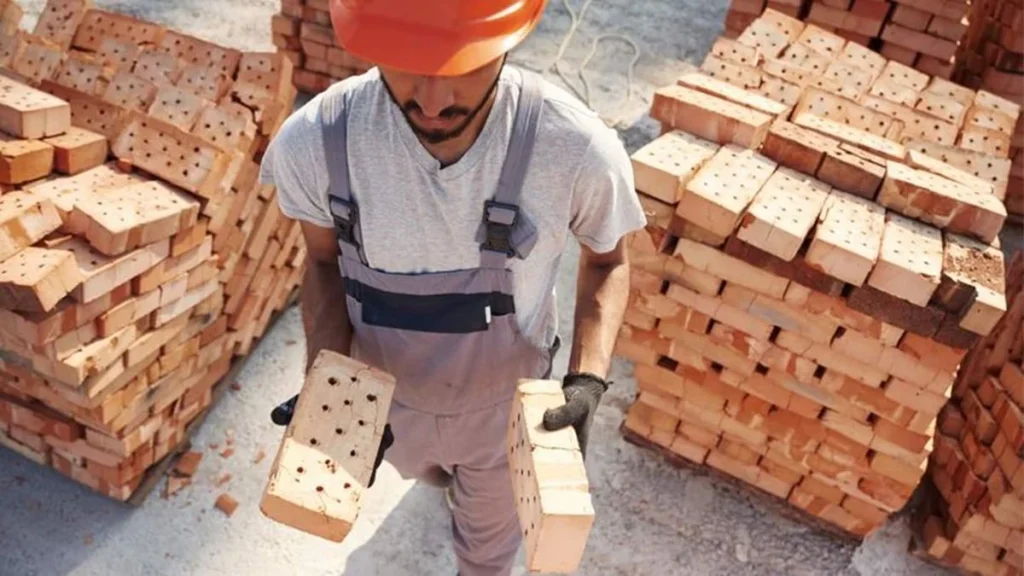 La realidad de ser albañil en España: carga de trabajo, subcontratas y sueldos problemáticos 2 La realidad de ser albañil en España: carga de trabajo, subcontratas y sueldos problemáticos Fuente: Envato