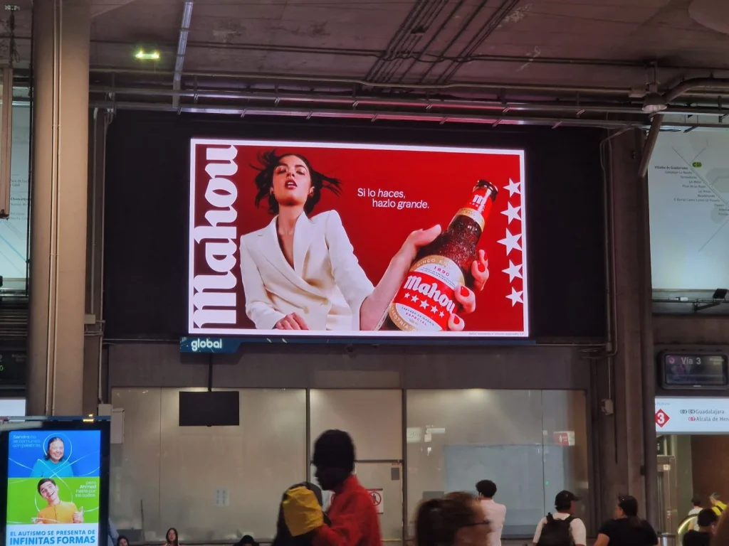 Paneles con anuncios en la estación de Atocha en Renfe Cercanías