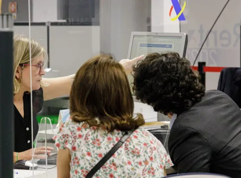 Los autónomos presionan a Hacienda para poder desgravar gastos como el coche o el móvil Fuente: Europa Press Los autónomos presionan a Hacienda para poder desgravar gastos como el coche o el móvil Fuente: Europa Press