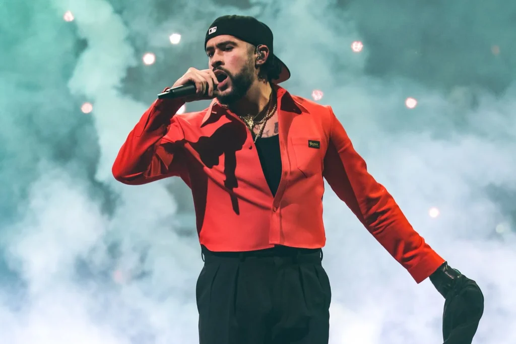 Indignación en el concierto de Bad Bunny en Barcelona: entradas VIP de 500 euros terminan en un peligroso colapso 1 Bad Bunny en su última gira