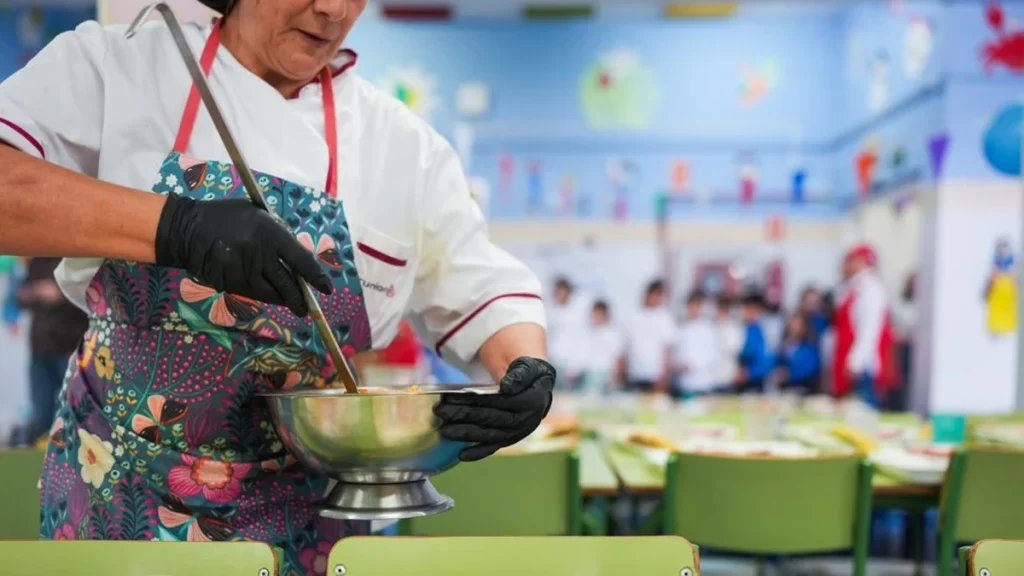 Madrid apura los últimos días para pedir ayudas de hasta 980 euros por la beca de comedor 1 Madrid apura los últimos días para pedir ayudas de hasta 980 euros por la beca de comedor Fuente: CAM