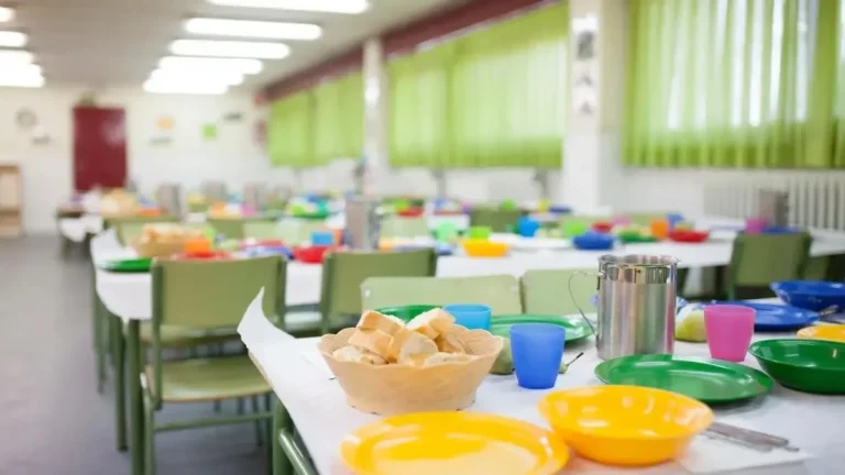 1,2 millones de niños en riesgo de pobreza vuelven al cole sin beca comedor escolar
