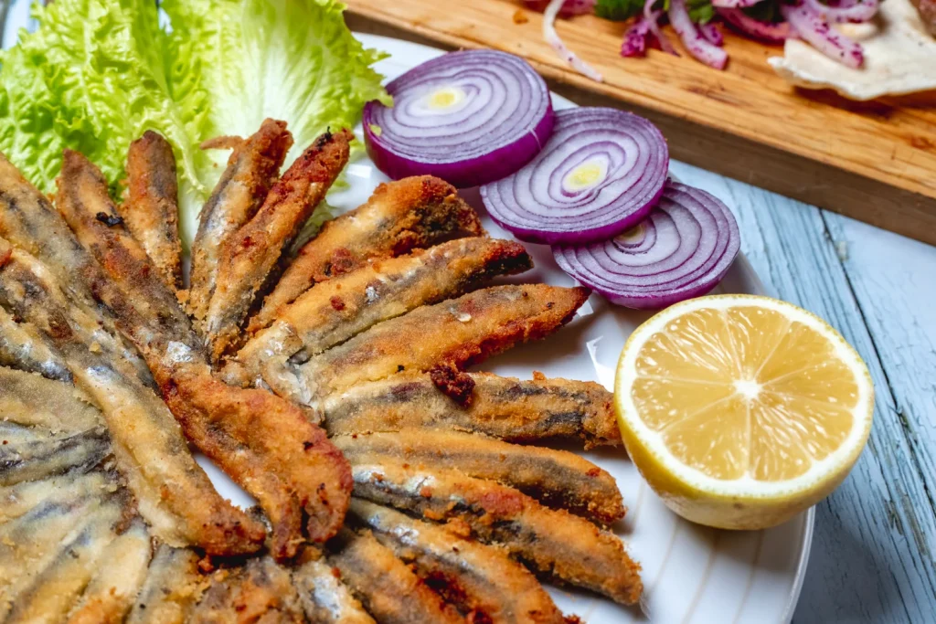 Dos culturas, dos platos icónicos y un mismo error de base al tratar el pescado. Fuente: Freepik
