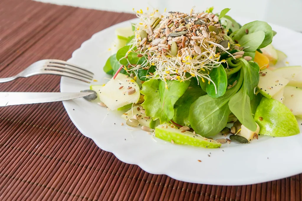 El 'pesticida' natural que echas a la ensalada creyendo que es sano: "Es un nido de bacterias", alerta la nutricionista Clara Puig (41) 1 La paradoja de los germinados reside en su propio origen, un proceso que transforma una semilla en un alimento que, sin el debido cuidado, puede actuar como un pesticida biológico. Fuente: Freepik
