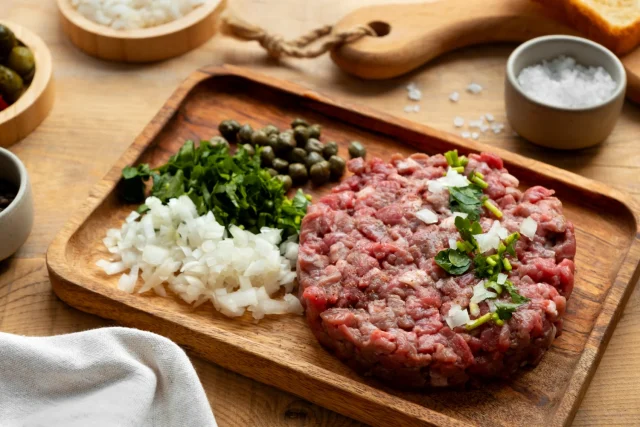 "Estás pagando por agua a precio de carne": el truco infalible del carnicero David Herráiz (48) para saber si la carne picada es de calidad o un engaño