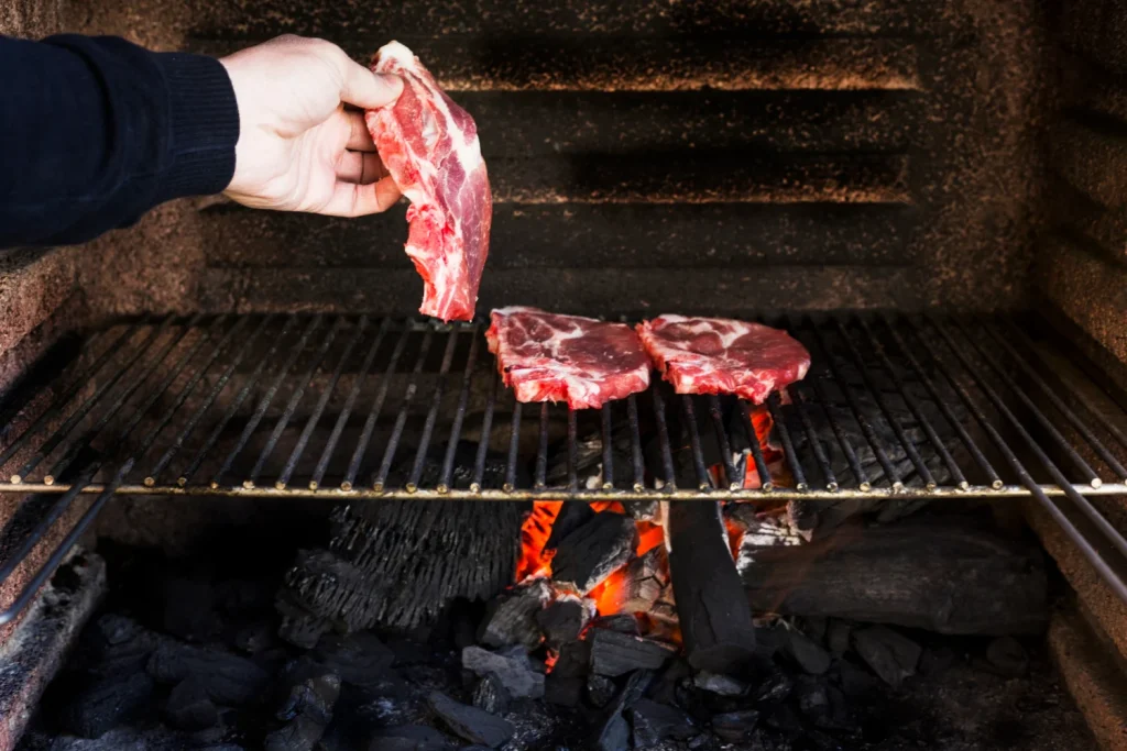 Aquí desvelamos por qué ese cambio brusco de temperatura es el mayor saboteador de tu carne, contrayendo sus fibras y expulsando toda su jugosidad. Fuente: Freepik