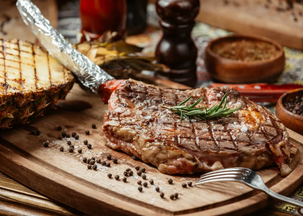 Aquí profundizamos en la explicación científica de por qué una temperatura interna homogénea en la carne cruda es crucial para una cocción perfecta. Fuente: Freepik