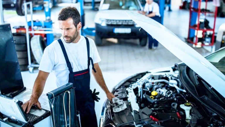 La otra cara del coche eléctrico: condiciones de inseguridad, mecánicos sin formación y sueldos al límite