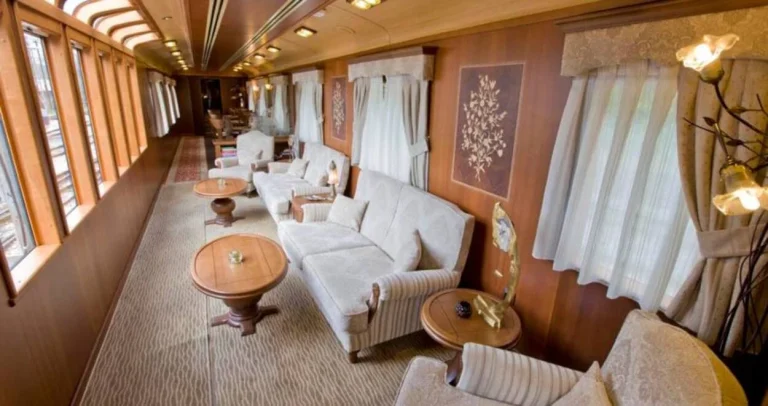 Un viaje al siglo XX sobre raíles: el tren más bonito del mundo recorre el norte de España y tú puedes vivir la experiencia del Transcantábrico Gran Lujo de Renfe