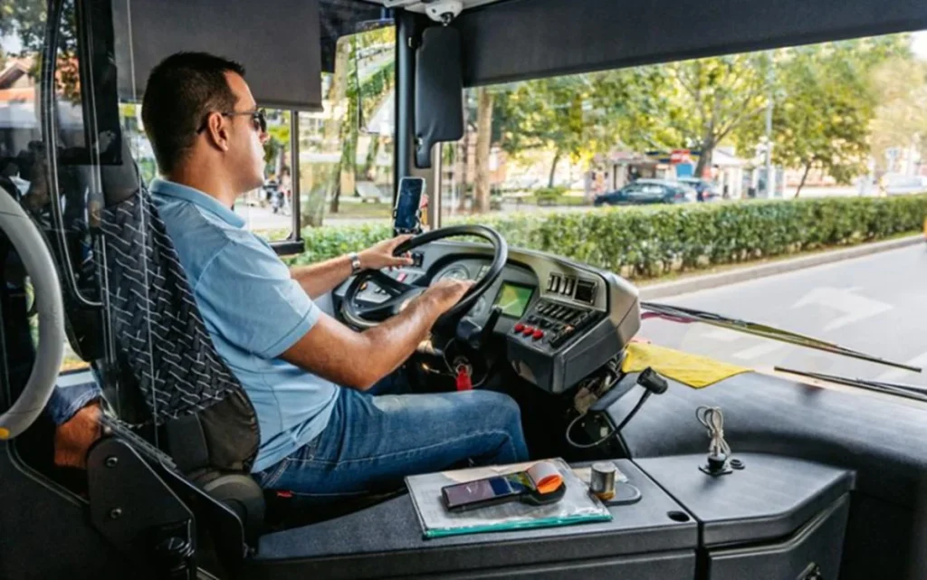 Pablo, conductor de autobús que pide jubilarse antes: "Necesitas estar siempre ocho horas pendiente" 2 Pablo, conductor de autobús que pide jubilarse antes: "Necesitas estar siempre ocho horas pendiente" Fuente: Agencias