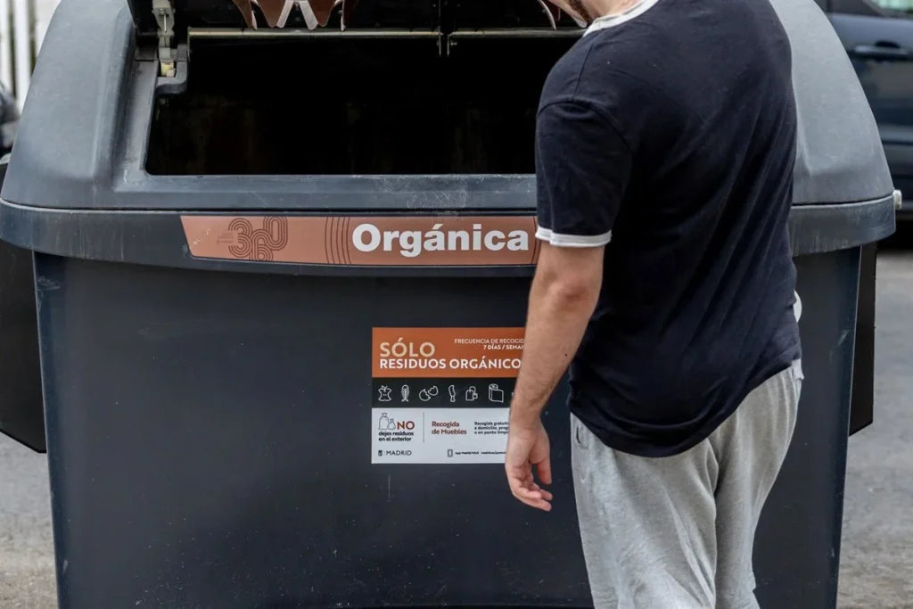La tasa de basuras, el nuevo impuesto encubierto para que las ciudades estén igual de sucias: "Es la estafa del siglo" 1 Un contenedor tras la tasa de basuras