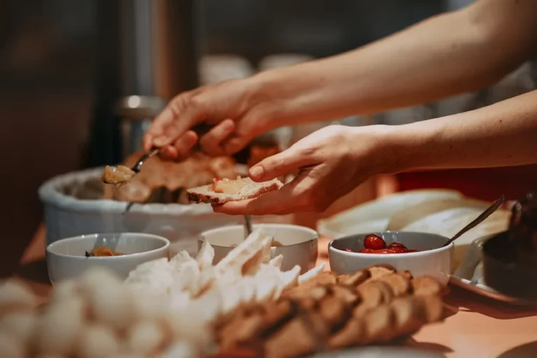 La formación en manipulación de alimentos se consolida como requisito básico en el empleo