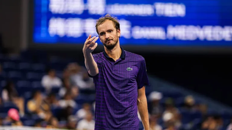 Medvedev, descalificado del China Open: el pelotazo a un espectador que allana el título a Djokovic