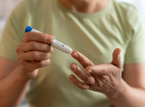 “Beber un solo refresco al día puede alterar tu metabolismo y multiplicar tu riesgo de diabetes tipo 2, pero existe una manera de contrarrestar ese efecto”, según el Dr. Julián Prado (61), endocrino “Beber un solo refresco al día puede alterar tu metabolismo y multiplicar tu riesgo de diabetes tipo 2, pero existe una manera de contrarrestar ese efecto”, según el Dr. Julián Prado (61), endocrino