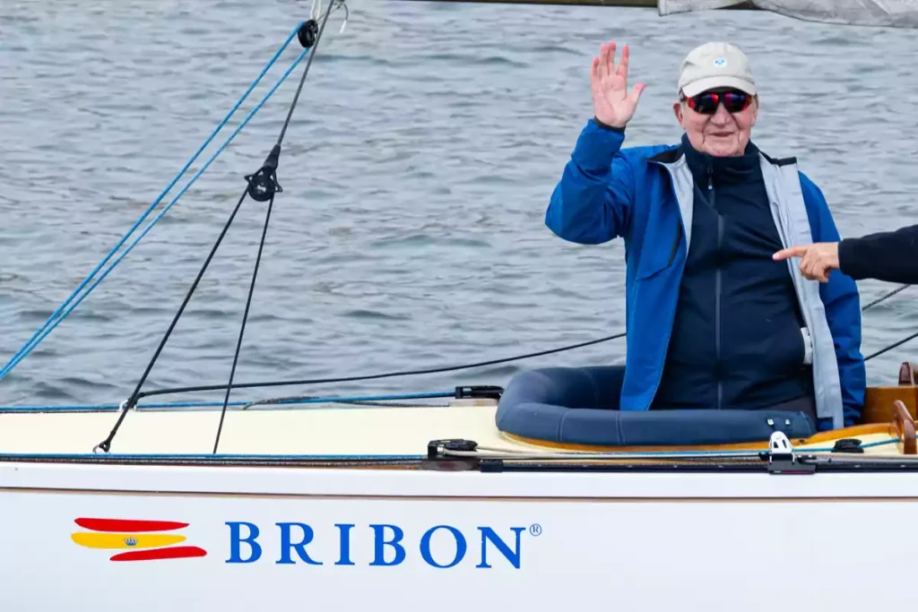 Juan Carlos I quiere regresar a Madrid para presentar sus memorias pero Felipe VI intenta evitarlo 
