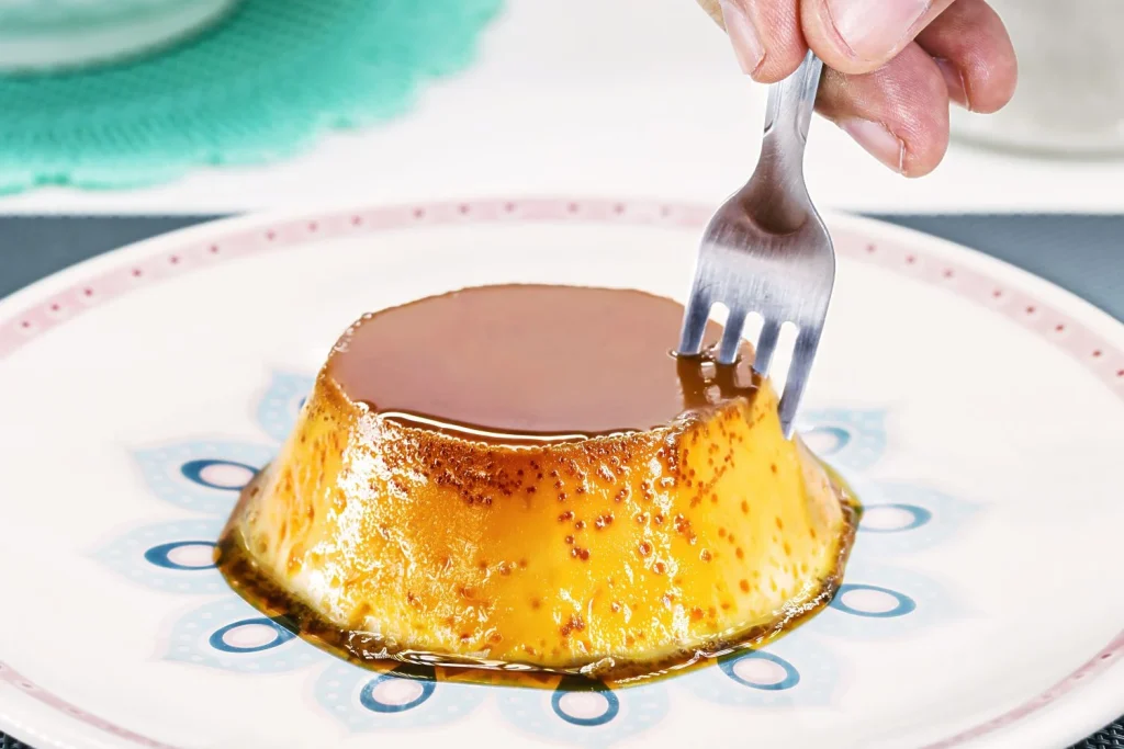 La magia reside en cómo la presión afecta a las proteínas del huevo, responsables de que nuestro postre cuaje y adquiera su cuerpo característico. Fuente: Freepik
