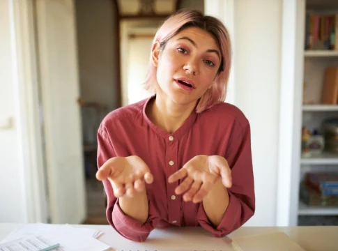 La frase que todos decimos y que nació entre sangre y superstición: el origen español que aún sorprende La frase que todos decimos y que nació entre sangre y superstición: el origen español que aún sorprende