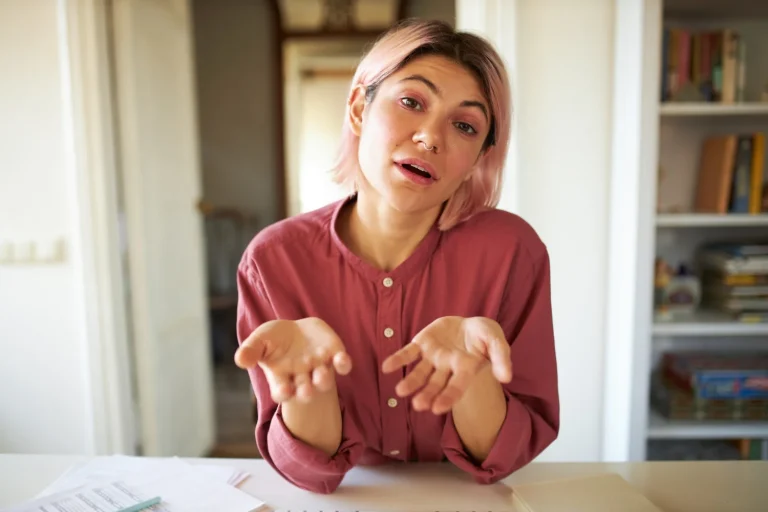 La frase que todos decimos y que nació entre sangre y superstición: el origen español que aún sorprende